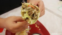 Terakhir ada camilan berupa samosa. Samosa disini berisi keju yang mulur di mulut. Selain itu, kulitnya menggunakan kulit pangsit yang renyah. Foto: detikcom/Riska Fitria