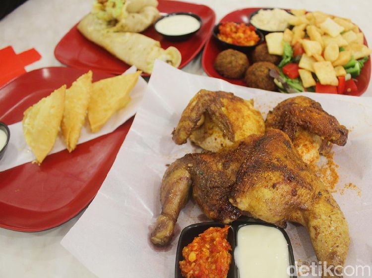 Beragam Hidangan Palestina Enak Ada di Emados Shawarma