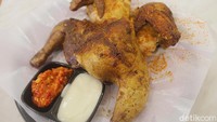 Ayam panggan tersebut dipotong menjadi empat bagian dan enak disantap dengan butter rice. Nasinya pulen dan bercita rasa gurih yang creamy. Foto: detikcom/Riska Fitria