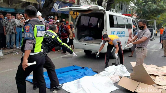 Evakuasi jasad eks TKW Saudi yang tewas terlindas truk di Jalur Pantura, Brebes