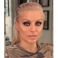 Ia pun memberi pesan pada sesama wanita yang ingin berkarier di luar ekspektasi kebanyakan orang. Kamu masuk ke kehidupan dan duniamu seperti tidak ada batasan. Orang lain mungkin akan membatasimu tapi bukan dirimu sendiri, kata Emy. Foto: Instagram @evypampouras