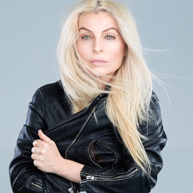 Evy pun menyebutkan jika yang dibutuhkan bukan hanya ketahanan fisik tapi juga mental. Tapi tentu tak hanya itu. Contoh kemampuan lain yang menunjangnya dalam menjalani profesi sebagai agen dinas rahasia adalah menguasai lima bahasa.  Foto: Instagram @evypampouras