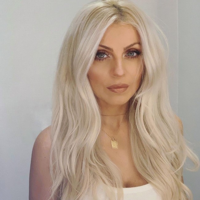 Dalam buku tersebut, ia banyak menceritakan kisahnya ketika menjadi paspampres untuk mantan Presiden Barack Obama dan ibu negara Michelle Obama. Tentu bukan tugas yang mudah terlebih pasangan kulit hitam pertama di gedung putih itu beberapa kali mendapat perlakuan rasis. Foto: Instagram @evypampouras