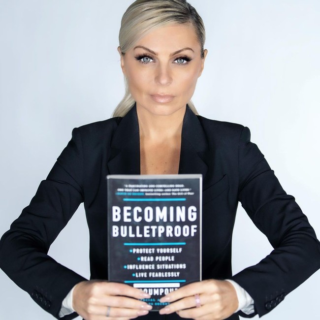 Evy Poumpouras adalah mantan agen rahasia yang bekerja untuk melindungi keluarga presiden selama 12 tahun. Pengalamannya menjaga orang-orang terpenting di Amerika Serikat itu pun dituangkannya dalam buku berjudul Becoming Bulletproof yang belum lama ini dirilis. Foto: Instagram @evypampouras