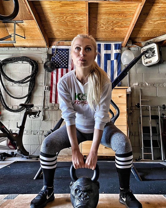 Ia pun menekankan jika menjadi secret service bukan hanya soal pria-pria berbadan kekar yang memakai pakaian serba hitam. Tugas ini butuh dedikasi tinggi. Foto: Instagram @evypampouras