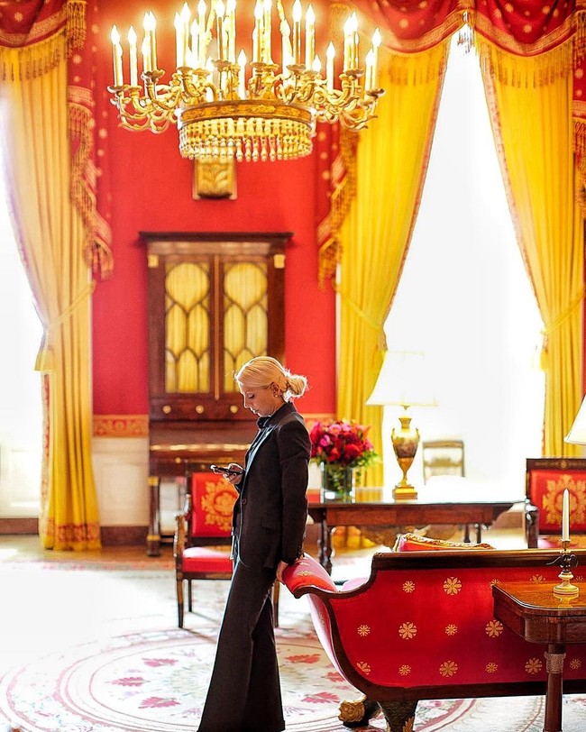 Aku punya banyak momen membanggakan. Aku bangga ketika aku diterima Secret Service. Aku bangga ketika aku bisa melewati semua akademi dan latihan. Aku bangga ketika ada keadilan untuk korban. Aku bangga saat berdiri di samping Presiden Amerika Serikat atau berjalan di lorong Gedung Putih. Dan aku bangga ketika aku memutuskan untuk meninggalkannya dan bertransisi pada karier yang benar-benar baru di dunia media dan jurnalisme, ujarnya. Foto: Instagram @evypampouras