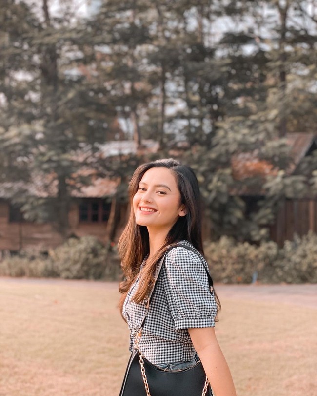 Sebelum dikabarkan dekat dengan Femilia Sinukaban, Billy Syahputra sempat dikabarkan dekat dengan Memes Prameswari. Kabar kedekatan Billy dan Femilia beredar setelah keduanya terlihat sering bermain futsal bersama. Foto: Instagram/@femiliasinukaban