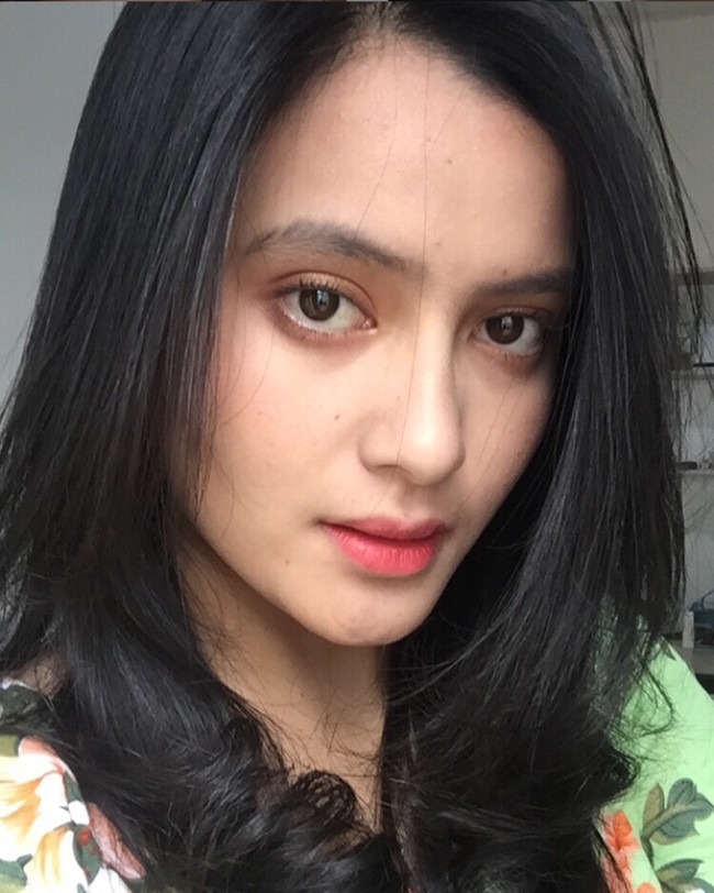 Selain aktif di Instagram, Femilia juga memiliki channel YouTubenya sendiri. Melalui kanal YouTubenya itu, dirinya sering membagikan videonya saat mengcover lagu. Foto: Instagram/@femiliasinukaban