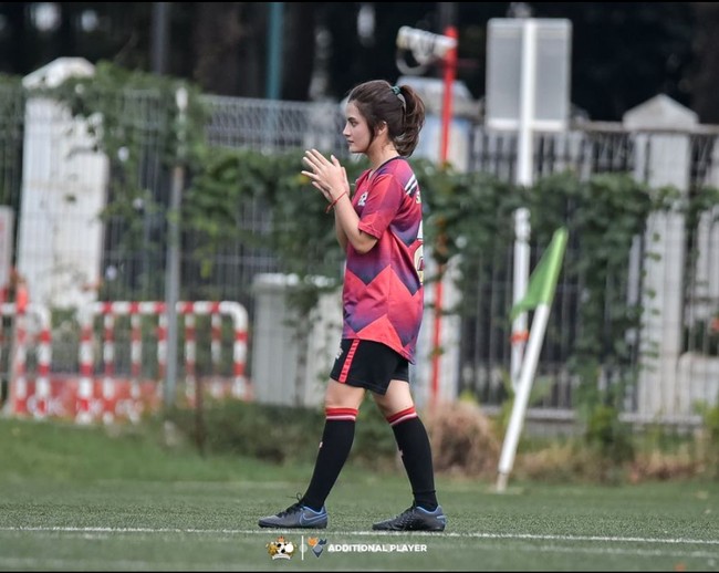 Femilia Sinukaban juga memiliki hobi bermain sepak bola. Dirinya ikut tergabung dalam klub Selebritas FC. Foto: Instagram/@femiliasinukaban