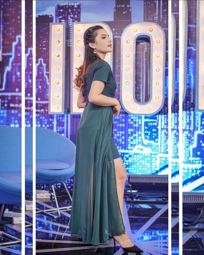 Femilia Sinukaban sendiri merupakan salah satu kontestan Indonesian Idol Special Season 2021. Sayangnya dirinya harus tereliminasi di Top 10 Indonesian Idol 2021. Foto: Instagram/@femiliasinukaban