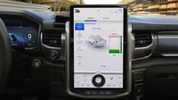Tampilan interior Ford F-150 Lightning tak kalah menarik dibanding Tesla, dengan layar digital besar dengan format portrait. Foto: Ford