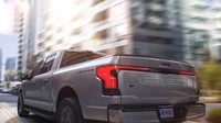 Ford F-150 Lightning mulai dijual tahun depan. Namun bagi konsumen yang berminat, mobil ini sudah bisa dipesan sekarang. Ford F-150 Lightning bakal dibangun di fasilitas manufaktur khusus EV di Rouge Complex. Ford Rouge Electric Vehicle Center akan mulai memproduksi Lightning pada pertengahan 2022. Foto: Ford
