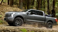 Bicara spesifikasi, Ford F-150 Lightning dibekali 2 paket baterai yang dipasang di lantai mobil. Baterai jarak standar (SR) bisa membuat mobil ini melaju hingga 230 mil (370 km), sementara baterai dengan kemampuan jarak jauh (ER) membuat mobil ini melaju hingga 300 mil (482 km). Foto: Ford
