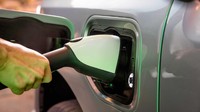 Dalam keadaan darurat, baterai Ford F-150 Lightning bisa digunakan sebagai genset untuk menghidupkan listrik rumah tangga selama tiga hari. Foto: Ford