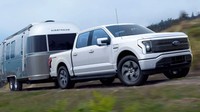Soal harga, Ford F-150 Lightning standar dijual mulai dari USD 39.974 (Rp 573,6 juta), versi XLT dibanderol USD 52.974 (Rp 760 juta), sedangkan varian tertinggi Platinum USD 90.000 (Rp 1,291 miliar). Foto: Ford
