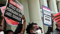 Ada sejumlah tuntutan yang diserukan dalam aksi tersebut, di antaranya menolak rencana penerapan otonomi khusus (Otsus) jilid II di Papua dan menolak militerisme dan pengiriman prajurit yang dinilai lebih merugikan rakyat Papua.
