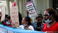 Selain menyoroti isu-isu Papua, warga yang berdemonstrasi hari ini juga mengangkat isu Palestina. Dalam seruan aksi yang beredar tertulis seruan untuk menghentikan perang di Palestina.