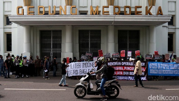Gedung Merdeka Bandung Digeruduk Warga Papua, Ada Apa? Sejumlah warga Papua gelar aksi di depan Gedung Merdeka, Bandung. Aksi digelar untuk merespons sejumlah kasus yang memanas beberapa waktu terakhir di Papua.