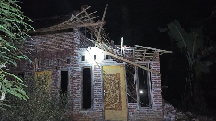 3 Rumah Di Lumajang Rusak Berat Hingga Ambruk Dampak Gempa Blitar M 5 9