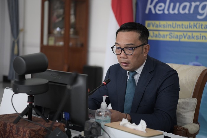 Gubernur Jawa Barat Ridwan Kamil saat menghadiri Halal bi Halal bersama Otoritas Jasa Keuangan (OJK) Provinsi Jabar dan Kantor Perwakilan Bank Indonesia Jabar via konferensi video di Gedung Pakuan, Kota Bandung, Jumat (21/5/2021).
