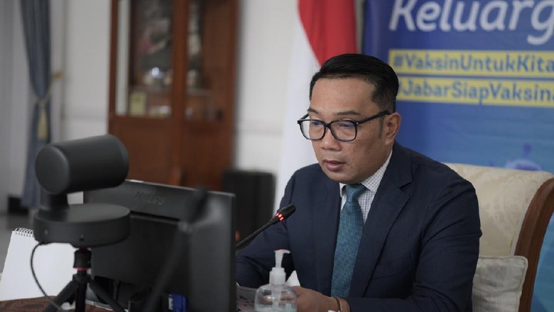 Gubernur Jawa Barat Ridwan Kamil Gubernur Jawa Barat Ridwan Kamil saat menghadiri Halal bi Halal bersama Otoritas Jasa Keuangan (OJK) Provinsi Jabar dan Kantor Perwakilan Bank Indonesia Jabar via konferensi video di Gedung Pakuan, Kota Bandung, Jumat (21/5/2021).