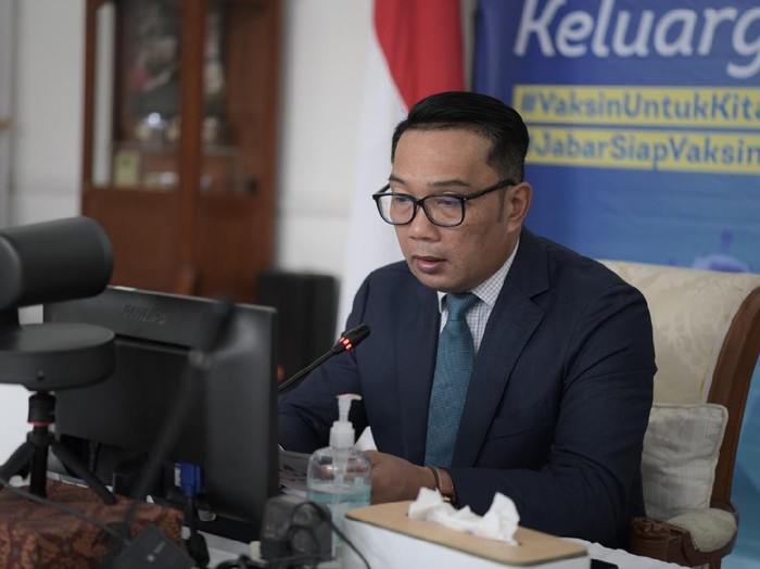 Gubernur Jawa Barat Ridwan Kamil saat menghadiri Halal bi Halal bersama Otoritas Jasa Keuangan (OJK) Provinsi Jabar dan Kantor Perwakilan Bank Indonesia Jabar via konferensi video di Gedung Pakuan, Kota Bandung, Jumat (21/5/2021).