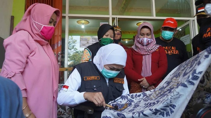 Gubernur Jawa Timur ketika mengunjungi Batik Erna Kota Mojokerto
