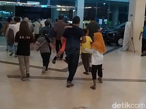 Video Pengunjung Mal di Blitar Panik Berlarian Saat Gempa M 6,2