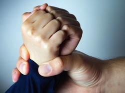 Viral Cawagub Papua Paksa Istri Threesome, Ini Kata Seksolog & Psikolog