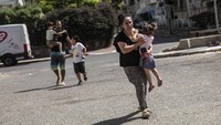 Di pihak Israel, menurut otoritas Israel, sebanyak 12 orang tewas akibat tembakan roket Hamas dari Gaza. AP Photo/Heidi Levine  