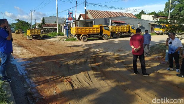 Jalan poros rusak di Baruga, Kota Kendari mulai diperbaiki.