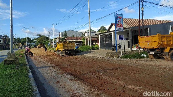 Jalan poros rusak di Baruga, Kota Kendari mulai diperbaiki.