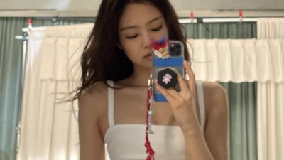 Seksi Banget, Ini 8 Foto Personel BLACKPINK Pamer Perut Rata