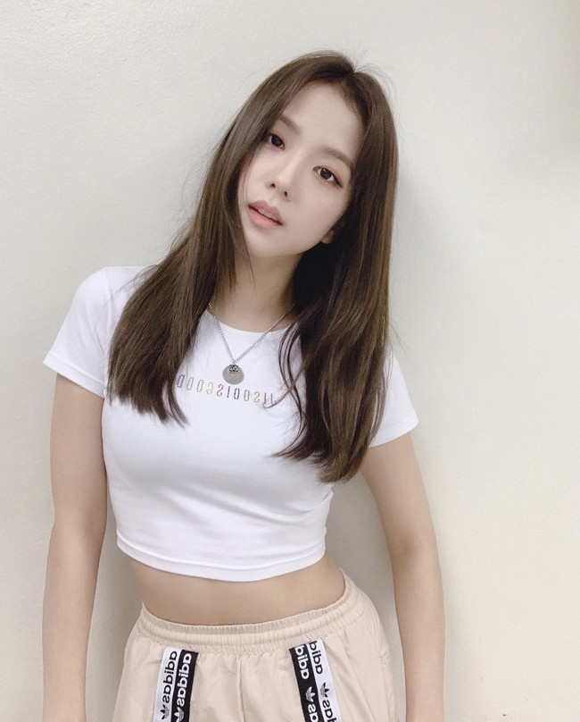 Visual grup BLACKPINK ini justru mudah naik berat badan. Dalam wawancaranya dengan Cosmopolitan, ia mengaku hanya memakan dengan porsi kecil dan rutin latihan dance. Foto: dok. Instagram sooyaaa__