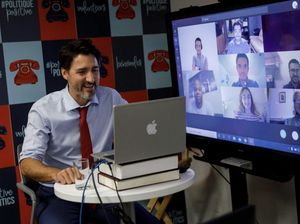 Kocak! PM Kanada Pakai MacBook Buatan HP Inc