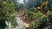 Kali Cikalapa sepanjang 6,5 kilometer ini dinormalisasi untuk mencegah dan antisipasi banjir di wadas Karawang.
