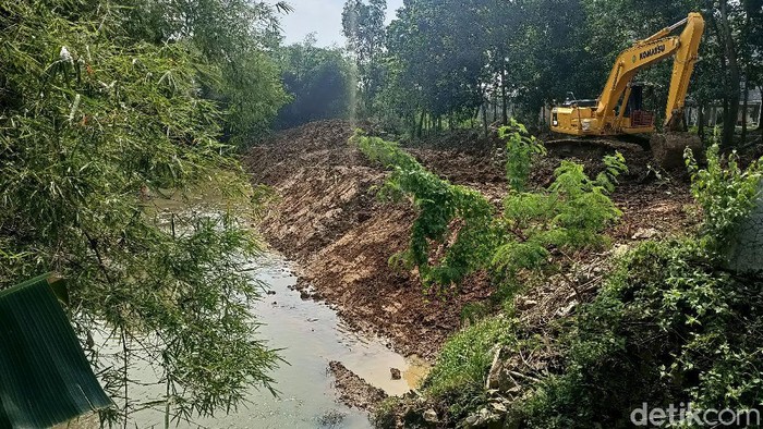 Kali Cikalapa dinormalisasi sepanjang 6,5 kilometer. Normalisasi dilakukan guna antisipasi banjir di kawasan Wadas Karawang.