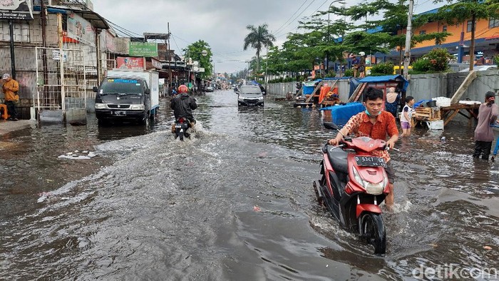 Kawasan Pasar Panorama Lembang disergap banjir