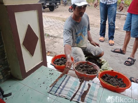 Satu karung koin kuno ditemukan warga saat menggali tanah untuk fondasi rumah di Jombang. Koin kuno tersebut ditemukan bersama keris, pisau dan mata tombak.