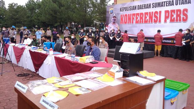 Konferensi Pers di Polda Sumut terkait kasus jual vaksin Corona secara ilegal (Datuk-detikcom)