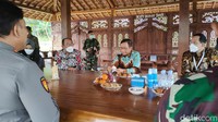 Mahfud MD, menyempatkan diri berkunjung ke Kopi Ingkar Janji saat perjalanan pulang seusai menghadiri agenda di Borobudur, Jawa Tengah. Menurut Mahfud, Kopi Ingkar Janji makanannya asyik, tempatnya juga bersih serta alamnya indah. (Jalu Rahman Dewantara/detikTravel)