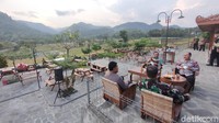 Beberapa pejabat publik dari tingkat daerah hingga nasional pernah mampir ke sini. Di antaranya sosok Sandiaga Uno yang kini menjabat sebagai Menteri Pariwisata dan Ekonomi Kreatif (Menparekraf) dan Menteri Koordinator Bidang Politik, Hukum, dan Keamanan, (Menkopolhukam) Mahfud MD. (Jalu Rahman Dewantara/detikTravel)