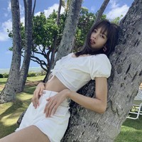 Para personel Blackpink tentu tidak asing dengan busana yang menonjolkan tubuh langsing mereka. Salah satu personel yang sering terlihat dengan busana crop top adalah Lisa. Ini salah satu fotonya saat pamer perut rata di Instagram. Foto: dok. Instagram lalalalisa_m