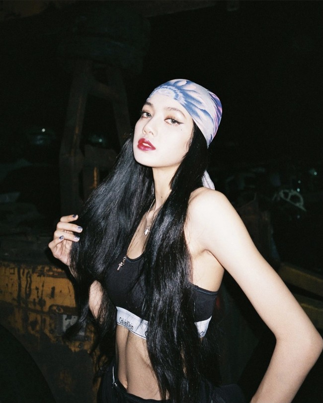 Dancer utama BLACKPINK ini kerap pamer abs dalam sejumlah kesempatan. Rahasianya? Lisa sering latihan dance dan menghafalkan koreografi boy grup maupun girl grup. Foto: dok. Instagram lalalalisa_m