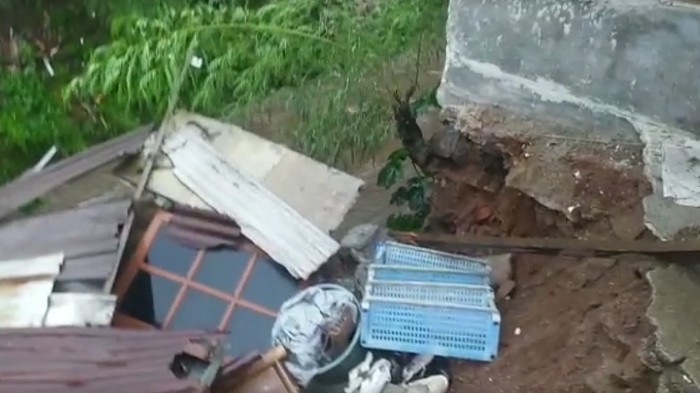 Rumah di Srengseng Sawah, Jagakarsa, Jaksel, longsor, Jumat (21/5/2021) sekitar pukul 17.00 WIB.