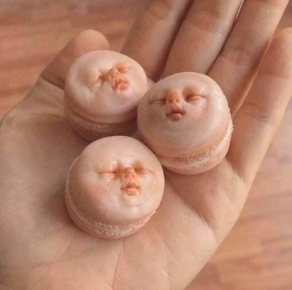 Nyleneh! Macaron Ini Dibuat dengan Bentuk Wajah Bayi