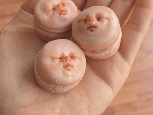 Nyleneh! Macaron Ini Dibuat dengan Bentuk Wajah Bayi