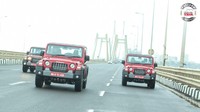 Namun perbedaan paling besar tentu saja dari sektor dapur pacunya. Mahindra Thar terdapat dua pilihan mesin, pertama bensin 2.0 liter mStallion turbocharged (Tgdi) yang mampu memuntahkan tenaga sebesar 112 kW (150 hp) di 5.000 rpm dan torsi 320 Nm di 1.250 - 3.000 rpm. Sementara yang kedua ialah mesin diesel 2.2 liter mHawk yang sanggup mengeluarkan tenaga 97 kW (130 hp) di 5.000 rpm dan torsi 300 Nm di 1.250 - 3.000 Nm. Foto: Mahindra