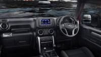 Tak hanya tampilan luarnya saja yang mirip dengan SUV kekar asal Amerika tersebut, tapi juga dengan interiornya dibuat sporty. Foto: Mahindra