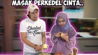 Tak hanya sekedar video masak saja, Ria tetap menyelipkan kalimat dan tingkah kocaknya. Salah satu makanan yang dibuatnya ada perkedel kentang, ya ia sebut sebagai perkedel cinta. Foto: Rumah Ria Ricis